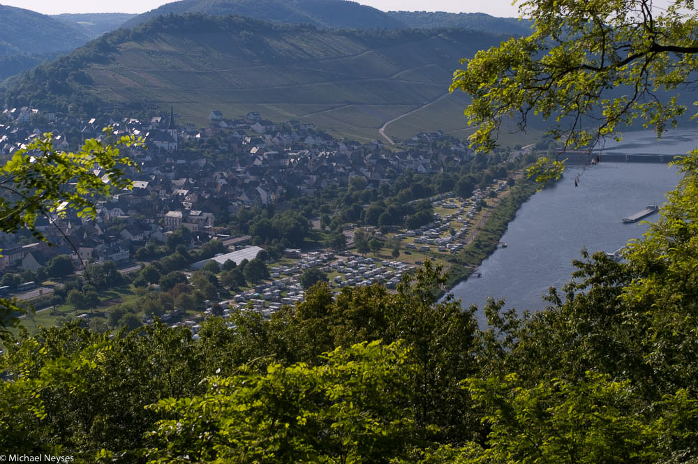 Blick auf Enkirch mit Schleuse